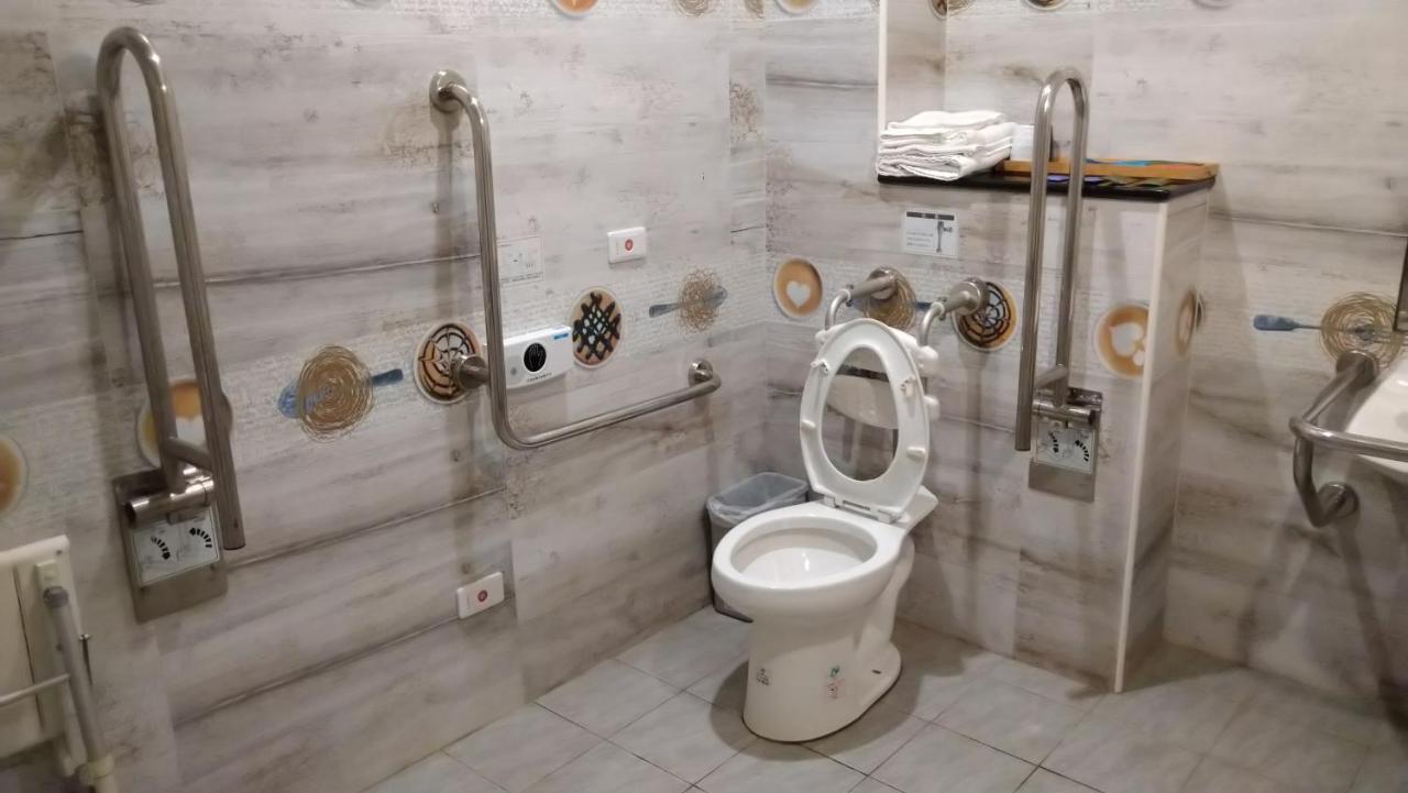 Boston Plus Hotel Chiayi Eksteriør billede