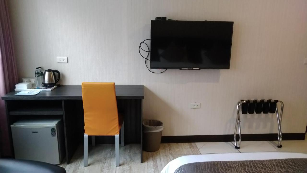 Boston Plus Hotel Chiayi Eksteriør billede